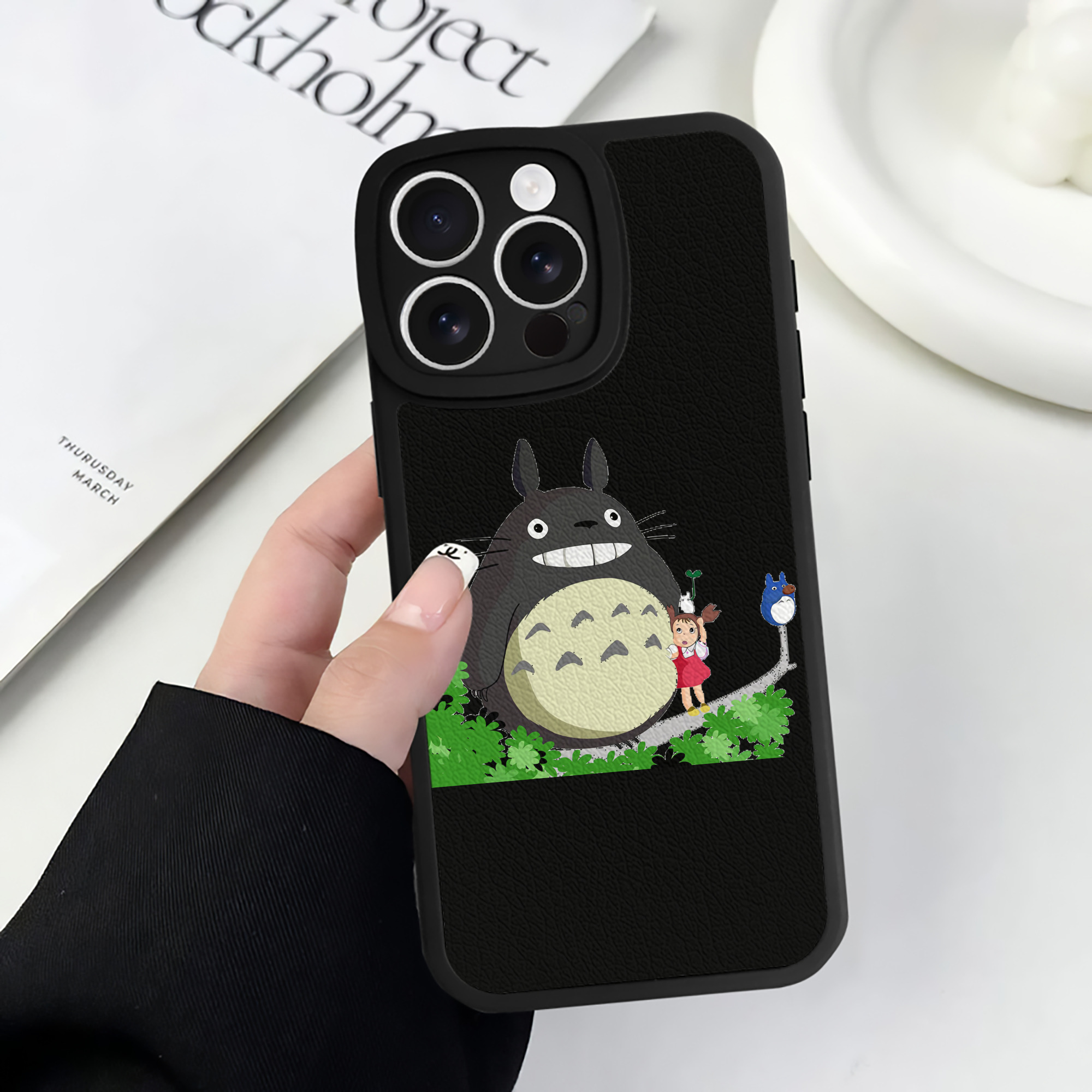 （画像用） となりのトトロ 草壁メイ 草壁サツキ My Neighbor Totoro Satsuki Kusakabe Mei Kusakabe 【iPhone 16シリーズ対応】シリコンスマホケース（レザー調） 材質：シリコン